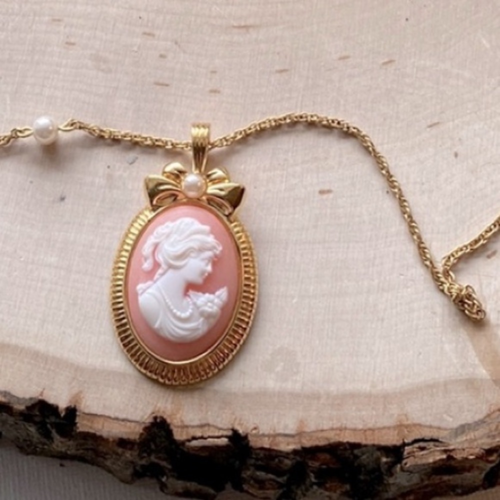 VTG- 1988 Romantic Portraits Opera Length Cameo Necklace
